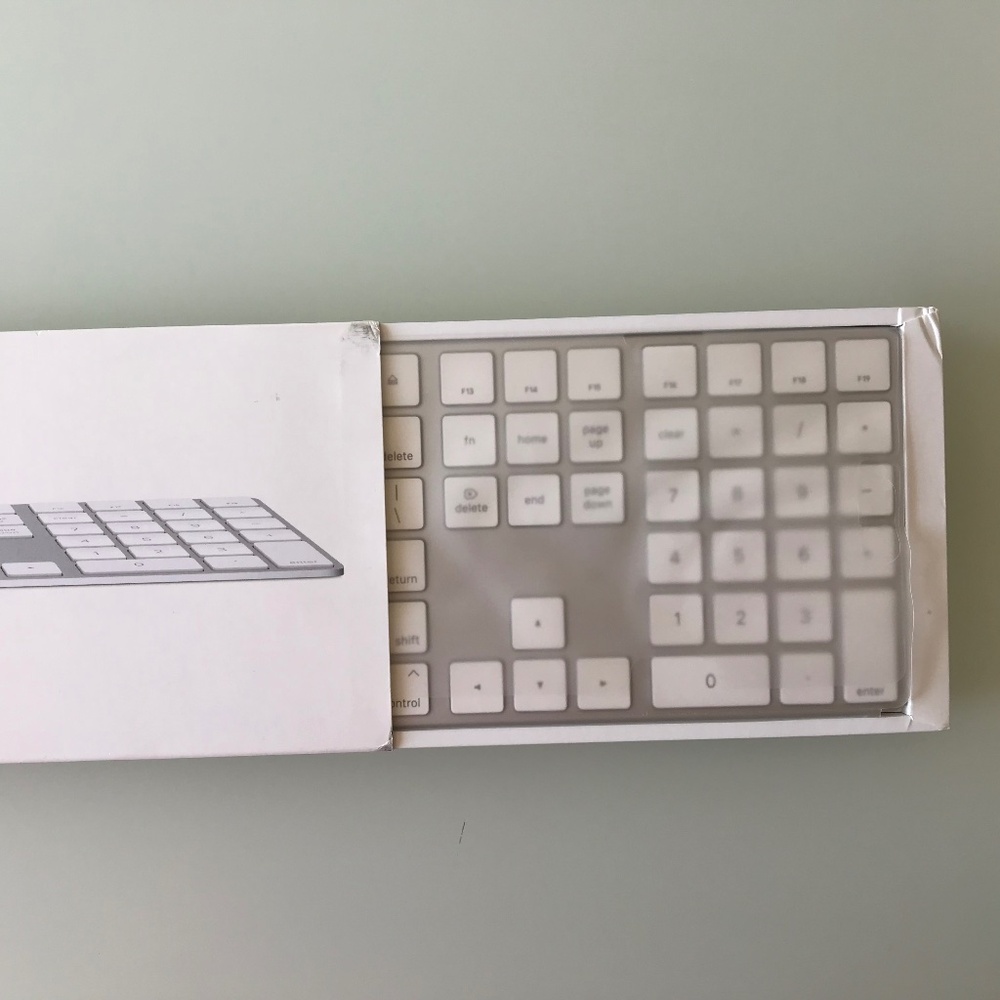 NWT Apple Magic Keyboard with Numeric Keypad - Picture 2 of 2